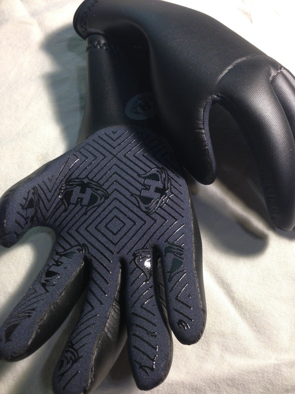 3mm Hotline surf and kiteboarding glove