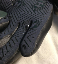 3mm Hotline surf and kiteboarding glove